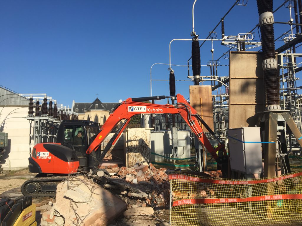 Démolition du bâtiment de relayage en brique creuse tout en protégeant les matériels électriques