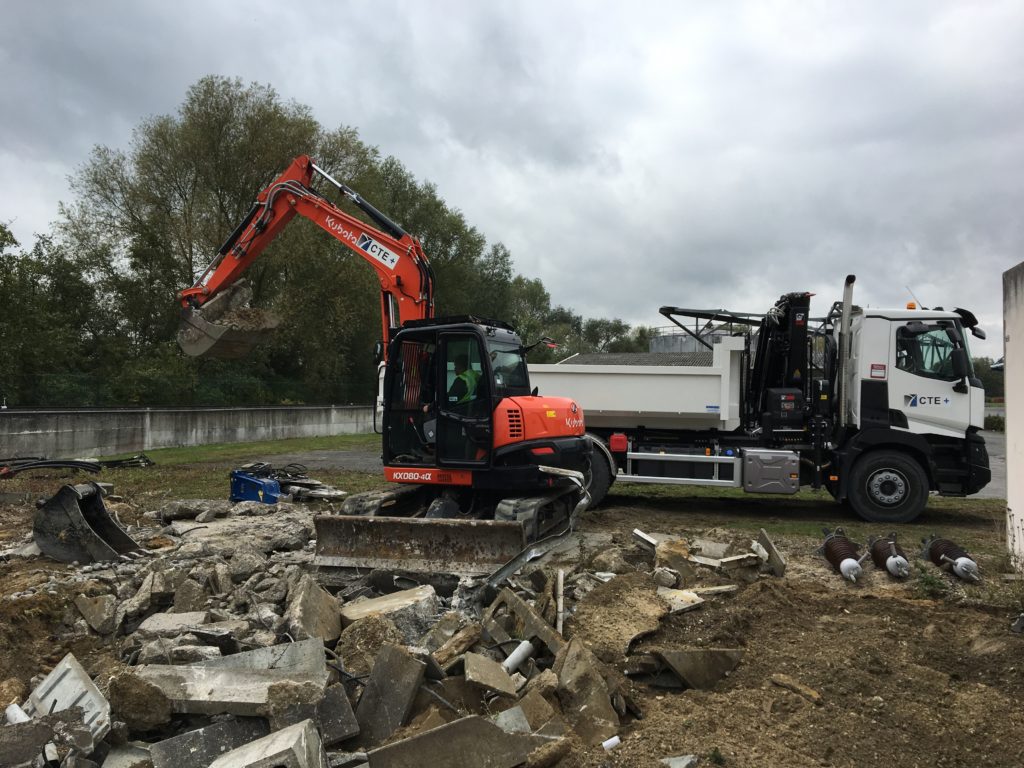 Chargement des gravats issus de la fosse et des massifs avec pelle 8T et camion benne Amplirol