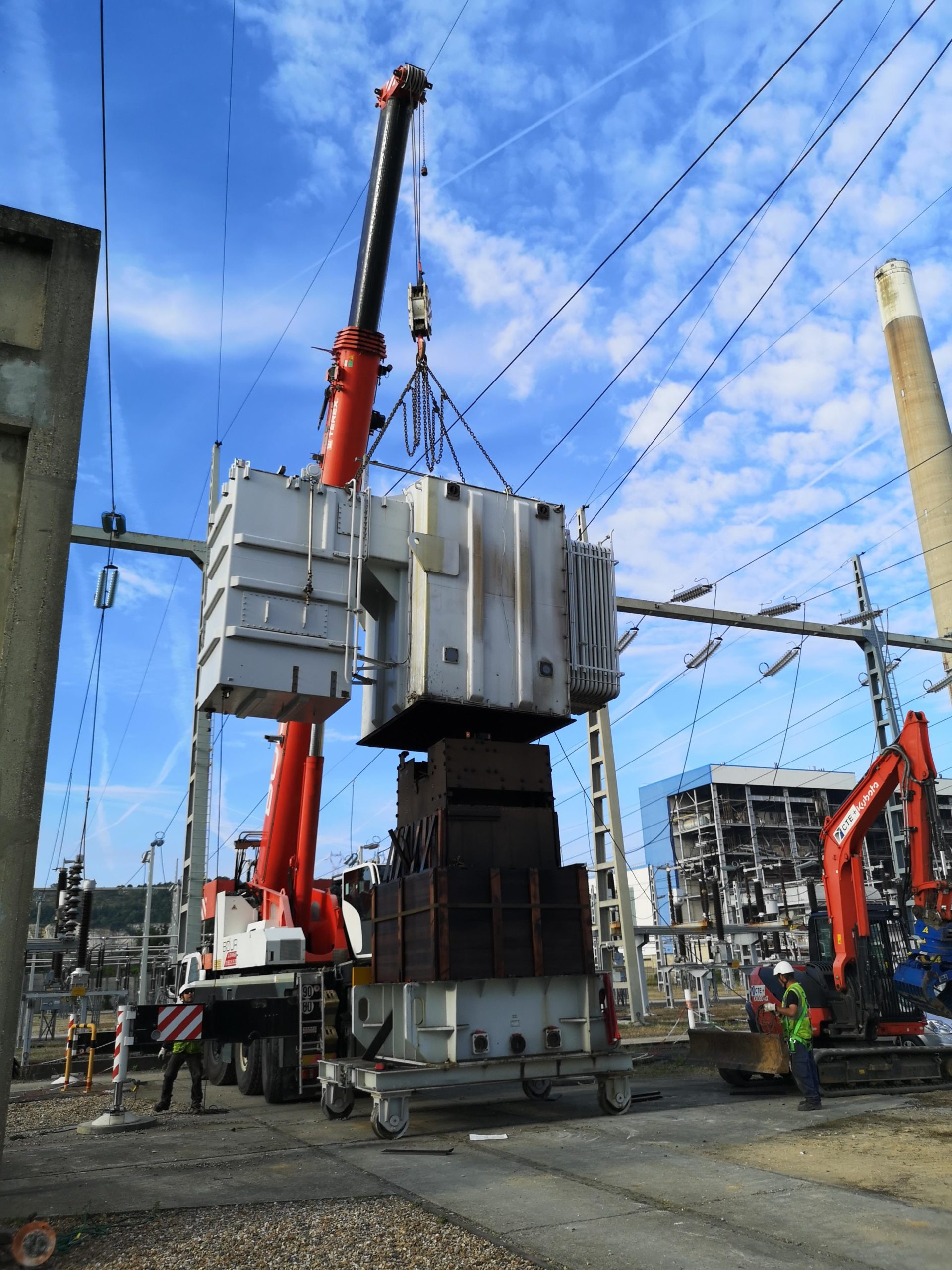 Levage pour dépose de la cloche cuirassée d'un transformateur électrique en cours de démontage