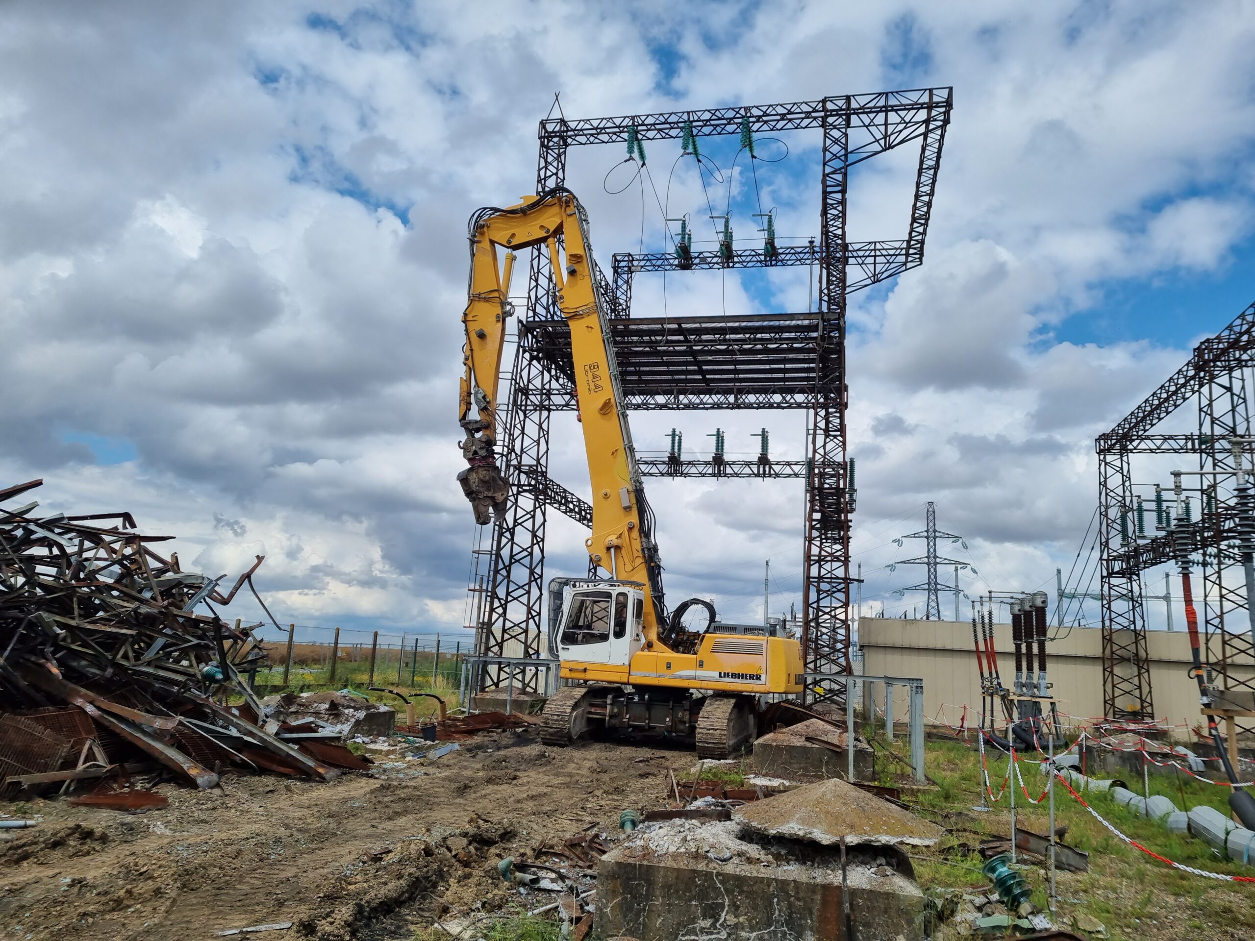 Grue grande hauteur devant le poste cathédrale en cours de démantèlement